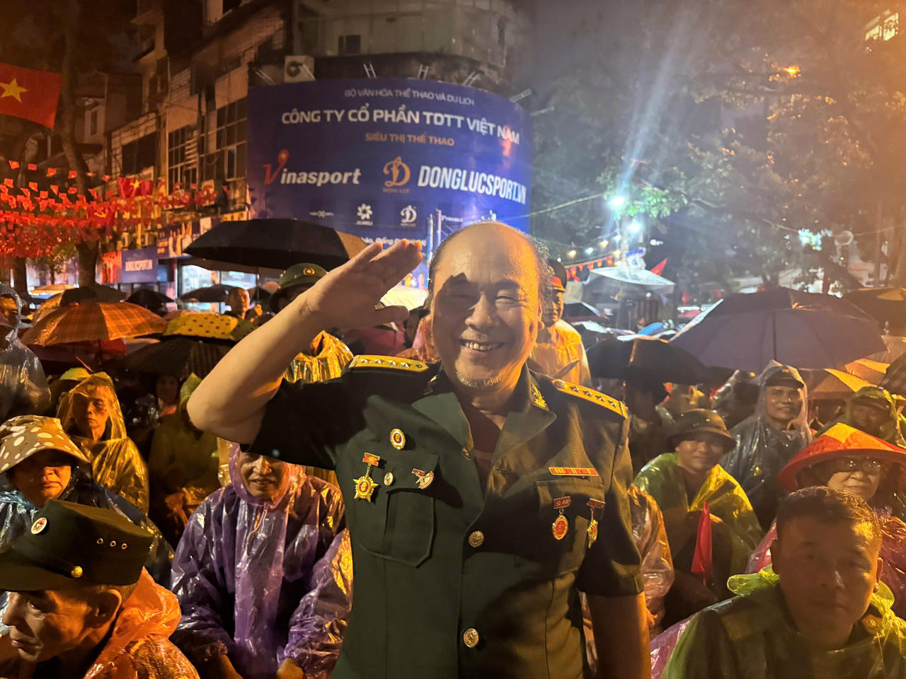 B&aacute;c Phạm Ph&uacute; Cam, qu&ecirc; Hưng Y&ecirc;n (Th&aacute;i B&igrave;nh cũ) c&ugrave;ng c&aacute;c b&aacute;c cựu chiến binh thức trắng đ&ecirc;m ngồi chờ buổi Tổng duyệt diễu binh v&agrave;o ng&agrave;y mai.