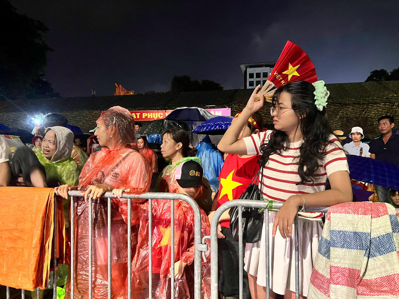 C&oacute; lẽ, trong mỗi người d&acirc;n đều mang trong tim t&igrave;nh y&ecirc;u Tổ quốc. V&agrave; đ&ecirc;m nay, khi tất cả c&ugrave;ng thức trắng b&ecirc;n Quảng trường Ba Đ&igrave;nh, đ&oacute; kh&ocirc;ng chỉ l&agrave; một đ&ecirc;m chờ đợi, m&agrave; c&ograve;n l&agrave; một đ&ecirc;m lịch sử với l&ograve;ng tự h&agrave;o d&acirc;n tộc v&agrave; t&igrave;nh y&ecirc;u v&ocirc; bờ bến với Tổ quốc, với dải đất h&igrave;nh chữ S Việt Nam.