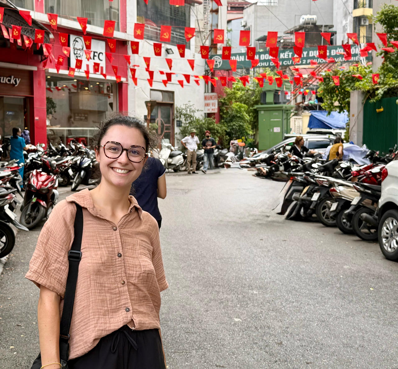 Lydie, du kh&aacute;ch đến từ Ph&aacute;p, ấn tượng với kh&ocirc;ng kh&iacute; ch&agrave;o đ&oacute;n Quốc kh&aacute;nh 2/9 tại H&agrave; Nội.