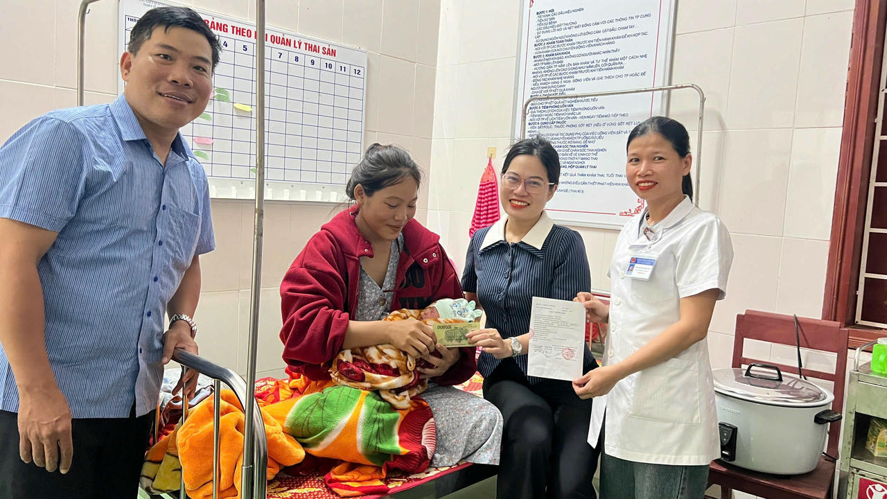 Khoảnh khắc &yacute; nghĩa: B&eacute; Hồ Quốc Kh&aacute;nh nhận qu&agrave; Tết Độc lập ngay tại Trạm y tế x&atilde; Hướng Lộc, chỉ v&agrave;i giờ sau khi ch&agrave;o đời.
