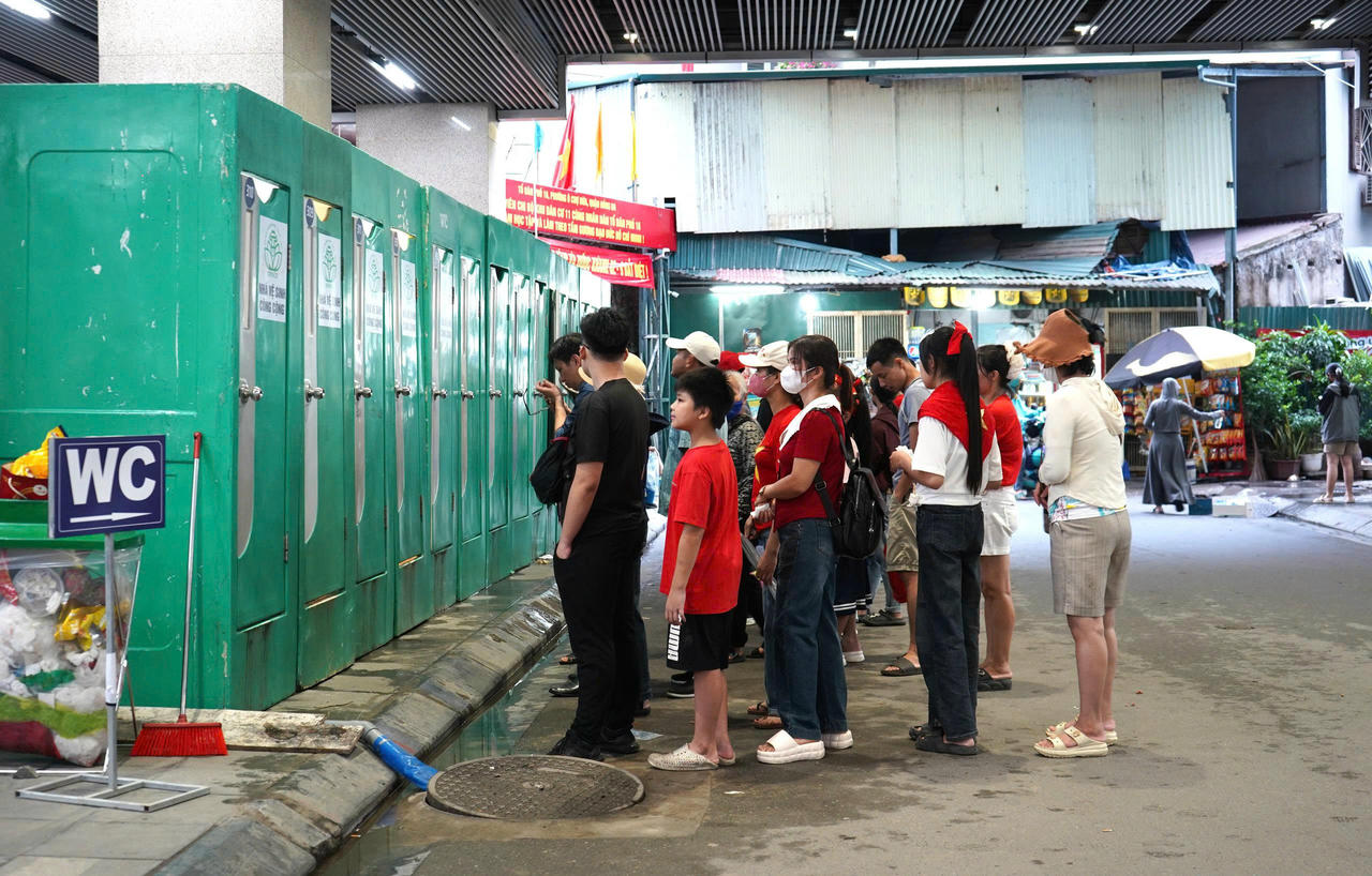 Cũng tại khu vực ga C&aacute;t Linh, UBND phường &Ocirc; Chợ Dừa đ&atilde; bố tr&iacute; th&ecirc;m một d&atilde;y nh&agrave; vệ sinh c&ocirc;ng cộng thuận tiện cho người d&acirc;n sử dụng.