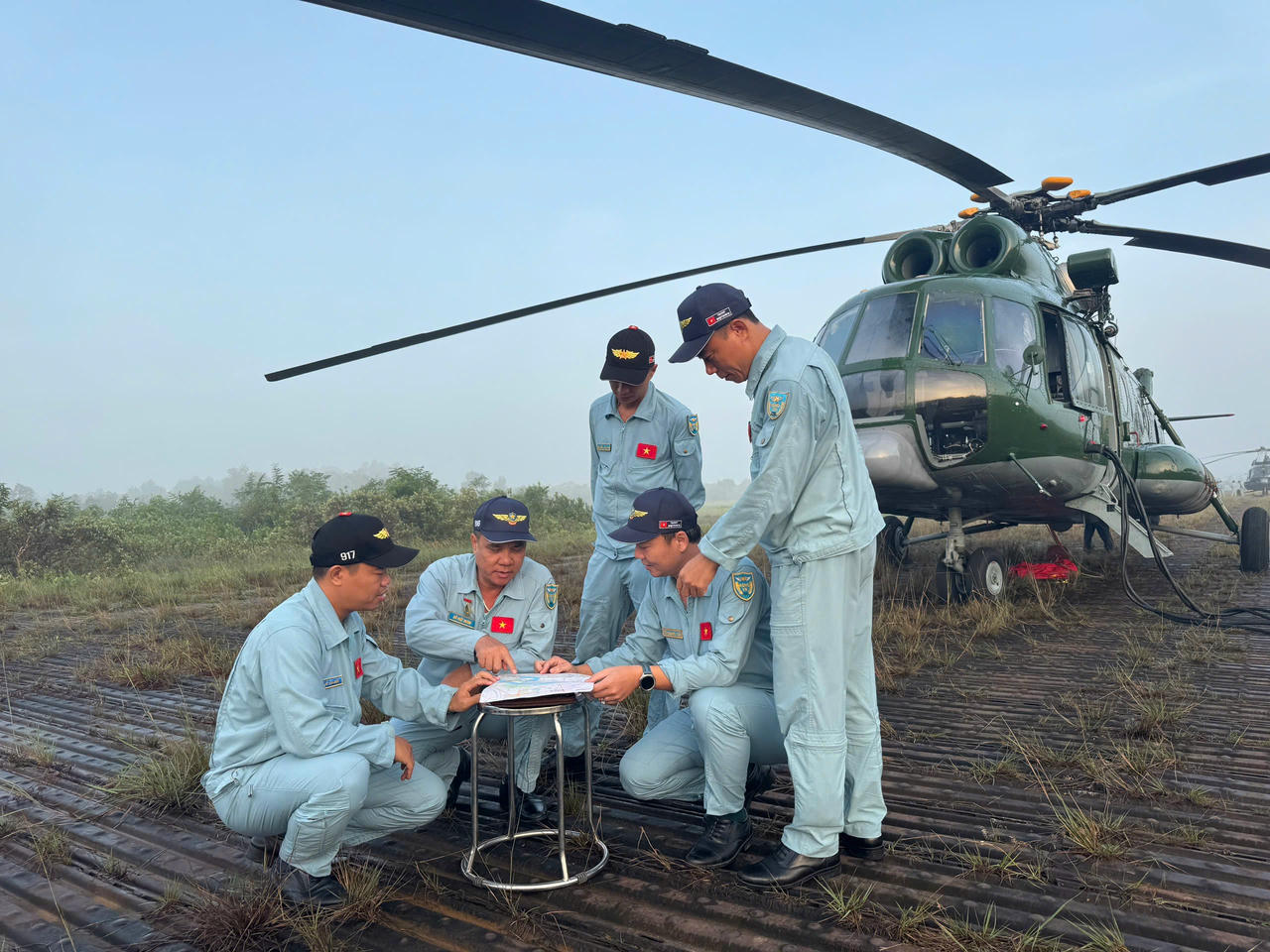Đội ngũ phi c&ocirc;ng th&agrave;nh vi&ecirc;n tổ bay đang hội &yacute; trước bay.