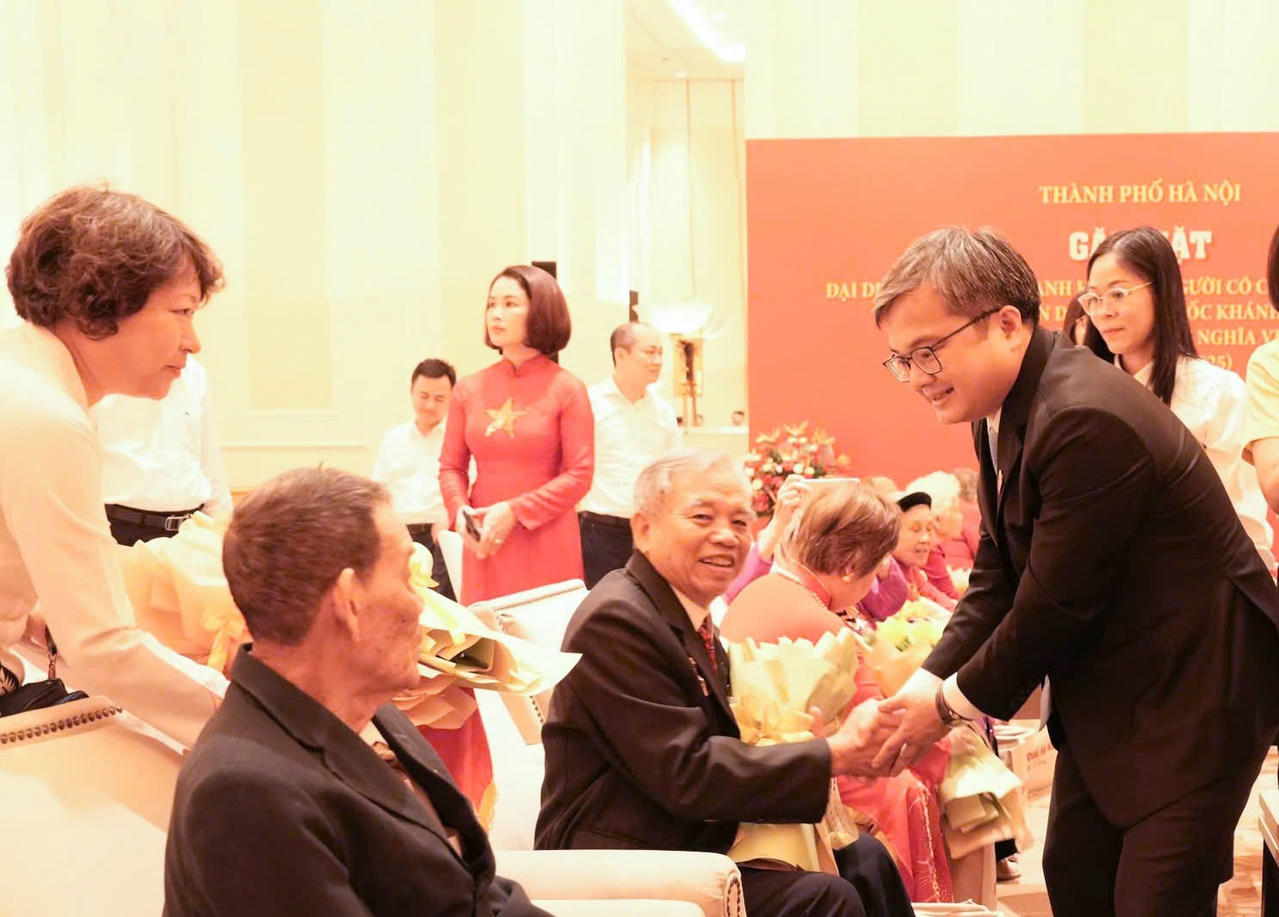 Đảng bộ, ch&iacute;nh quyền v&agrave; Nh&acirc;n d&acirc;n Thủ đ&ocirc; sẽ tiếp tục quan t&acirc;m s&acirc;u sắc hơn nữa đến đời sống của người c&oacute; c&ocirc;ng, c&aacute;c gia đ&igrave;nh người c&oacute; c&ocirc;ng, đảm bảo lu&ocirc;n được hưởng thụ cuộc sống ng&agrave;y c&agrave;ng ấm no, hạnh ph&uacute;c, xứng đ&aacute;ng với những g&igrave; đ&atilde; đ&oacute;ng g&oacute;p cho Tổ quốc.