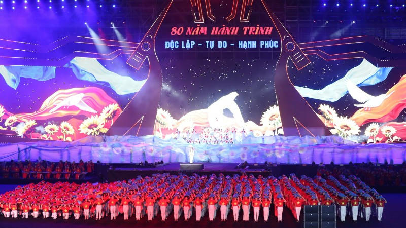 Chương tr&igrave;nh nhằm &ocirc;n lại lịch sử vẻ vang của d&acirc;n tộc, tri &acirc;n c&aacute;c thế hệ cha anh đ&atilde; hy sinh v&igrave; nền độc lập, tự do của d&acirc;n tộc (Ảnh: Trần Huấn).