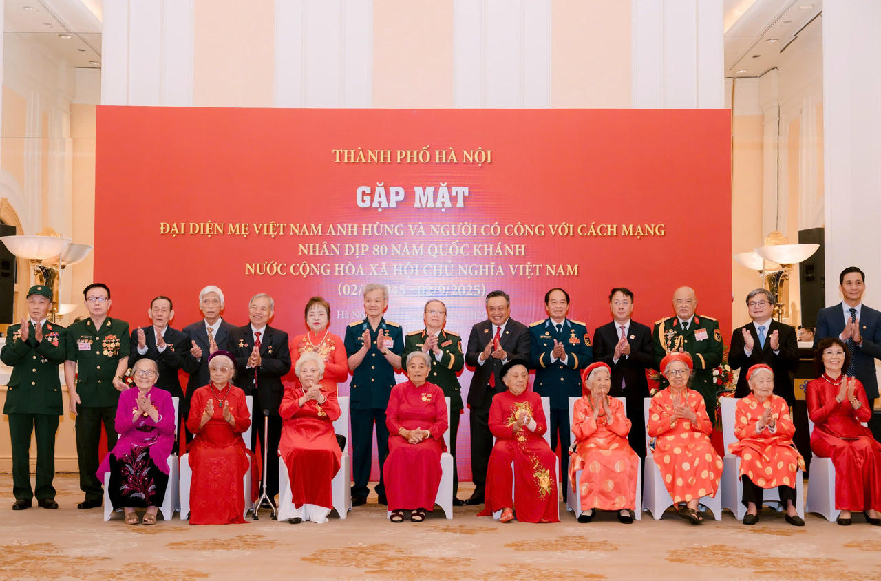 L&atilde;nh đạo TP H&agrave; Nội chụp ảnh lưu niệm c&ugrave;ng c&aacute;c Mẹ Việt Nam Anh h&ugrave;ng, Người c&oacute; c&ocirc;ng với c&aacute;ch mạng dự cuộc gặp.