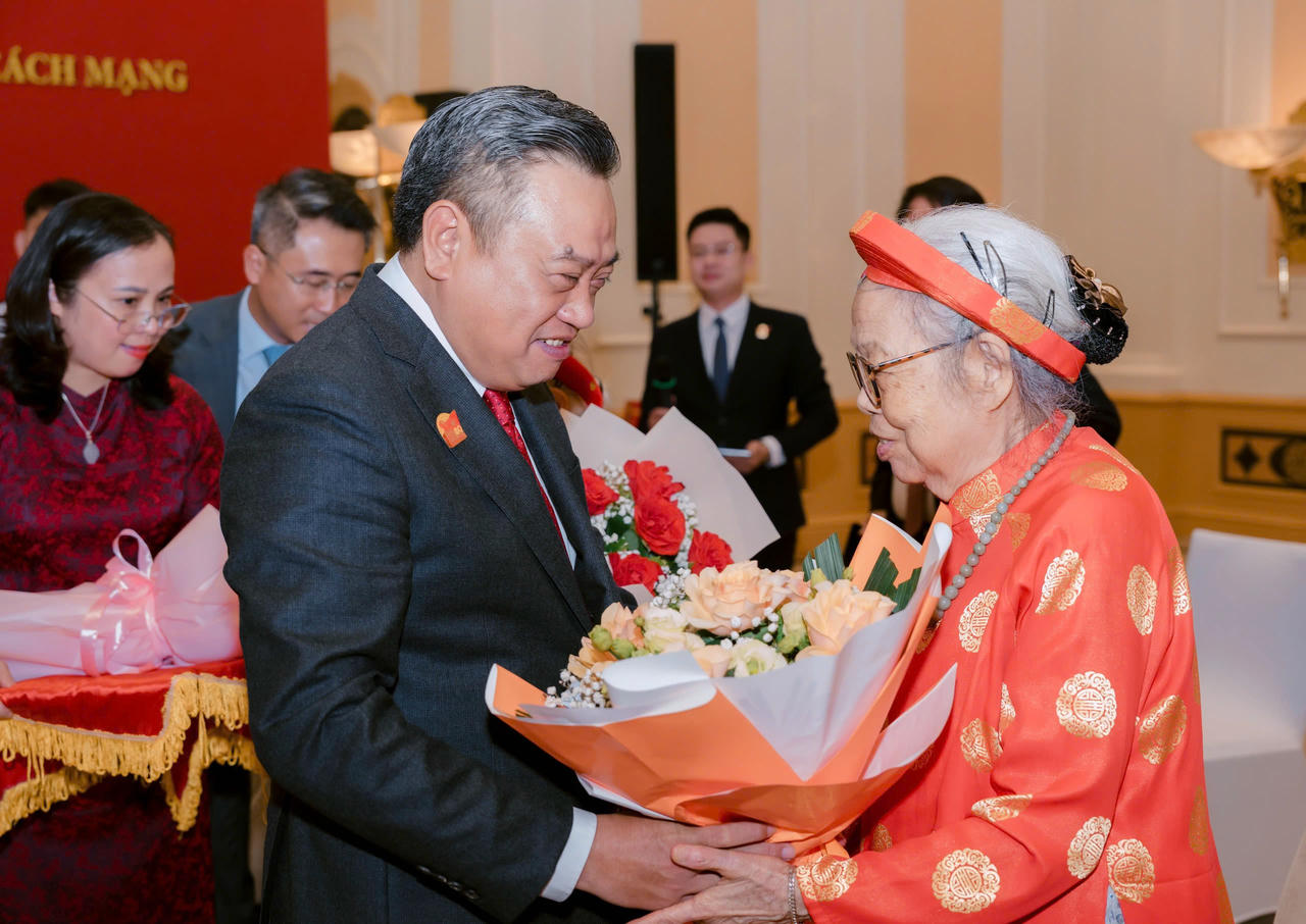 L&atilde;nh đạo TP H&agrave; Nội tặng hoa tri &acirc;n c&aacute;c Mẹ Việt Nam Anh h&ugrave;ng.