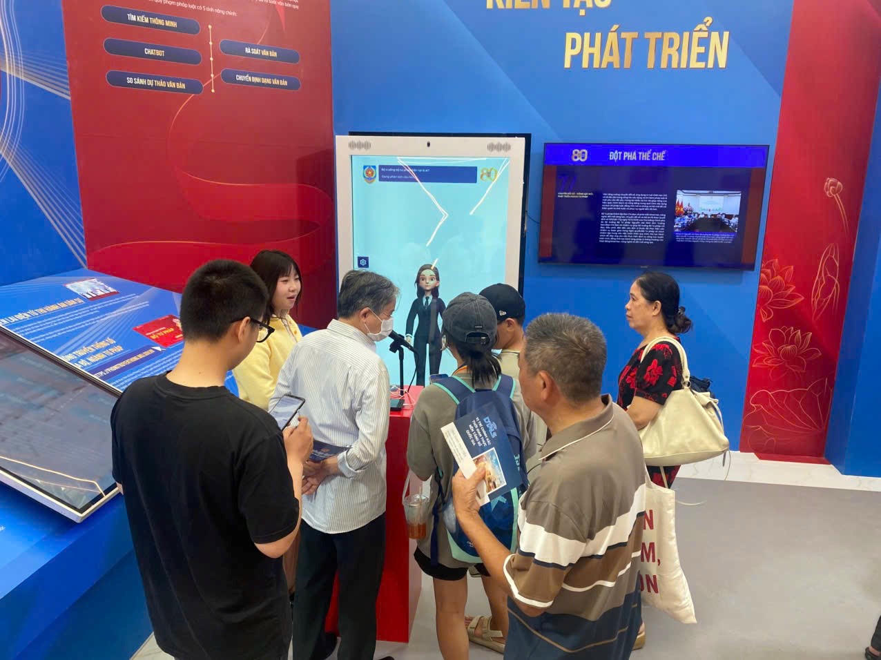 Người d&acirc;n thăm quan gian trưng b&agrave;y của Bộ Tư ph&aacute;p v&agrave; trải nghiệm AI ph&aacute;p luật