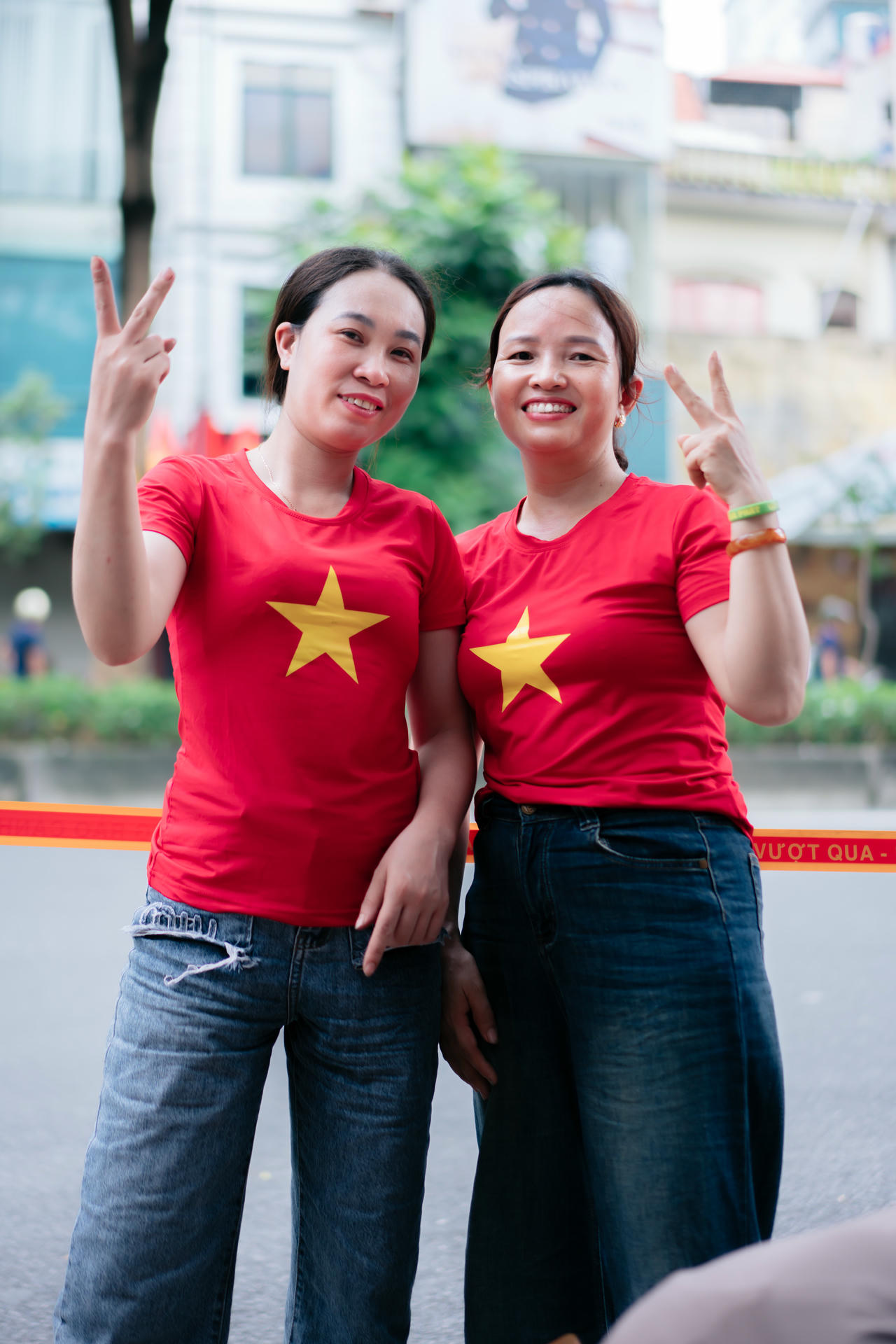 Chị B&ugrave;i Thị Thu&yacute; (b&ecirc;n tr&aacute;i) nhớ m&atilde;i khoảng khắc 'cắm trại' tr&ecirc;n h&egrave; phố.