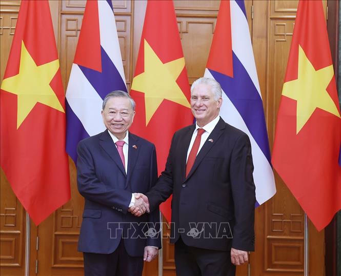 Tổng B&iacute; thư T&ocirc; L&acirc;m v&agrave; B&iacute; thư thứ Nhất Đảng Cộng sản Cuba, Chủ tịch nước Cuba Miguel D&iacute;az-Canel Berm&uacute;dez chụp ảnh chung. Ảnh: Thống Nhất/TTXVN