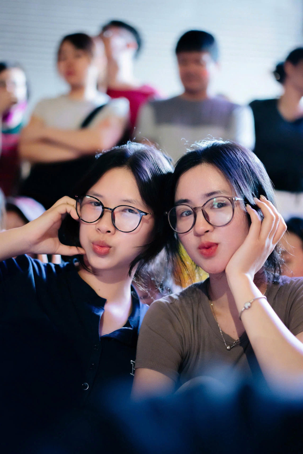 Nguyễn Hương Giang (b&ecirc;n phải) c&ugrave;ng bạn chờ xem diễu binh, diễu h&agrave;nh (Ảnh: NVCC)