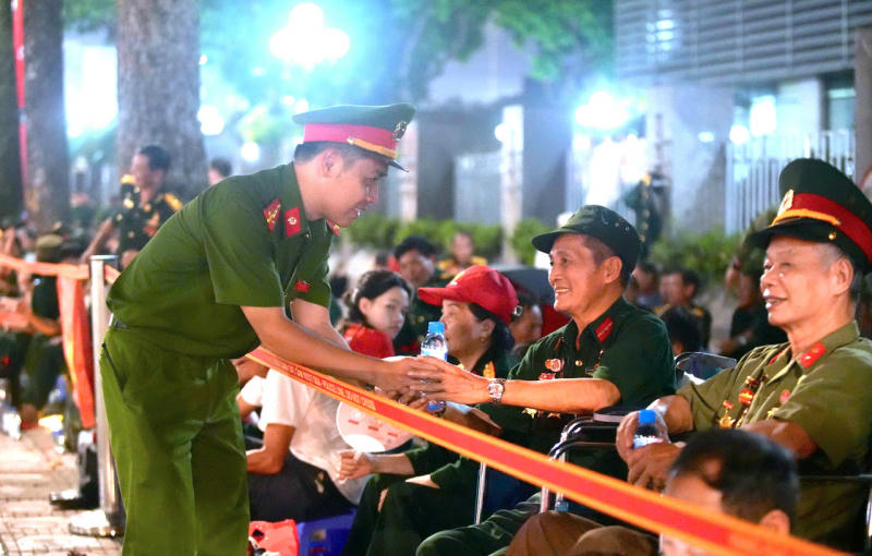 C&aacute;n bộ C&ocirc;ng an hỗ trợ c&aacute;c cựu chiến binh tại khu vực đường H&ugrave;ng Vương.