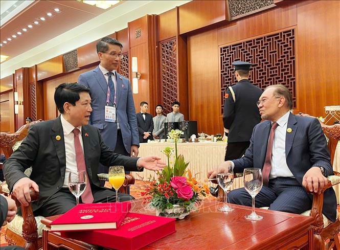 Chủ tịch nước Lương Cường gặp Thủ tướng Malaysia Anwar Ibrahim. Ảnh: TTXVN ph&aacute;t