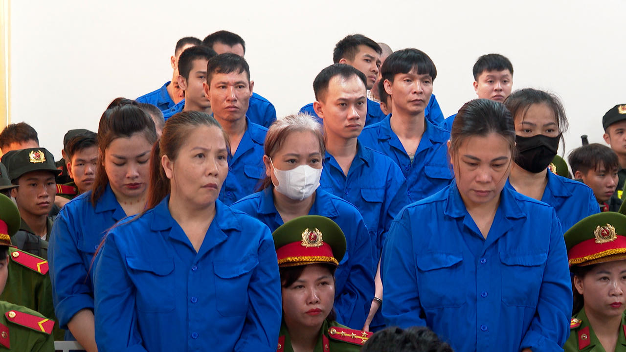 Trong tổng số 68 bị c&aacute;o, c&oacute; 63 người phạm tội &ldquo;Mua b&aacute;n tr&aacute;i ph&eacute;p chất ma t&uacute;y&rdquo; v&agrave; 5 người phạm tội &ldquo;T&agrave;ng trữ tr&aacute;i ph&eacute;p chất ma t&uacute;y&rdquo;.