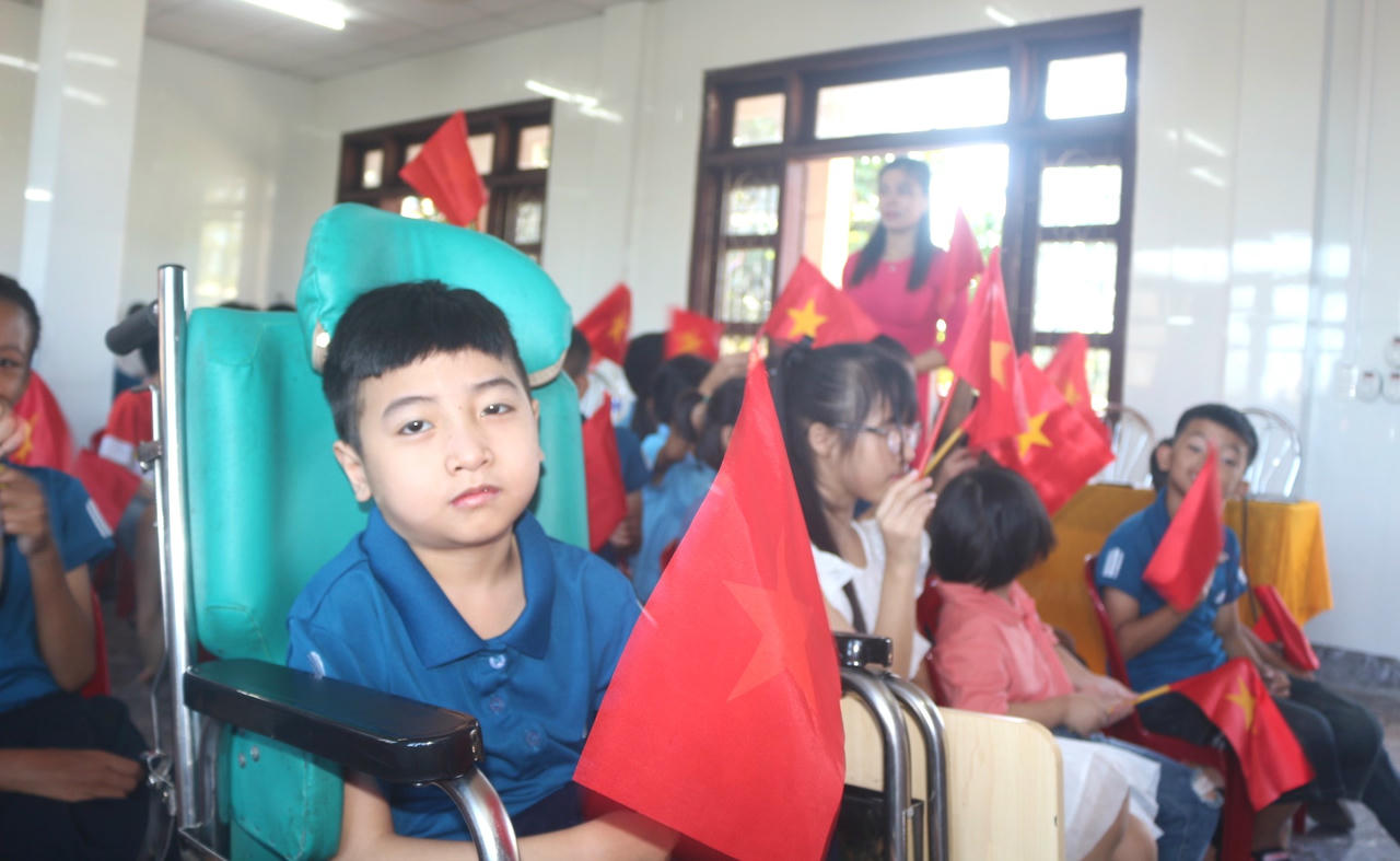 Những l&aacute; cờ nhỏ tr&ecirc;n tay c&aacute;c em h&ograve;a c&ugrave;ng kh&ocirc;ng kh&iacute; tưng bừng ng&agrave;y khai trường.