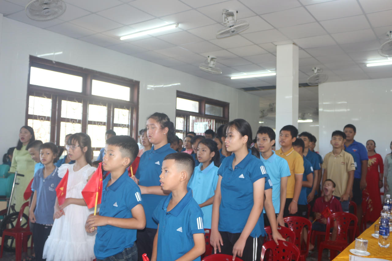 L&aacute; cờ Tổ quốc tung bay c&ugrave;ng tiếng h&aacute;t Quốc ca vang l&ecirc;n từ những tr&aacute;i tim đặc biệt.