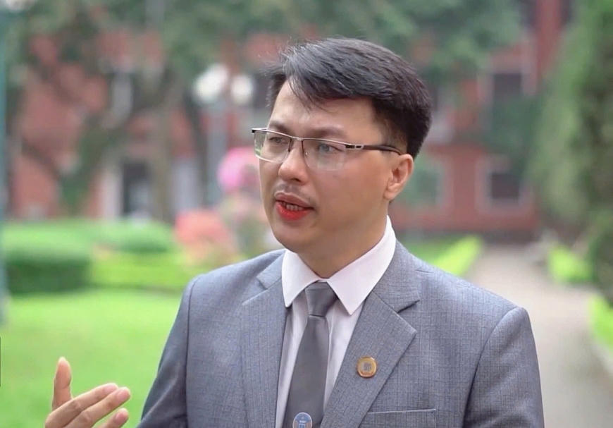 Tiến sĩ, Luật sư Đặng Văn Cường &ndash; Trưởng Văn ph&ograve;ng Luật sư Ch&iacute;nh Ph&aacute;p cho rằng, h&agrave;ng loạt quyết định cấm thầu vừa qua l&agrave; một hồi chu&ocirc;ng cảnh b&aacute;o nghi&ecirc;m khắc đối với cộng đồng doanh nghiệp.