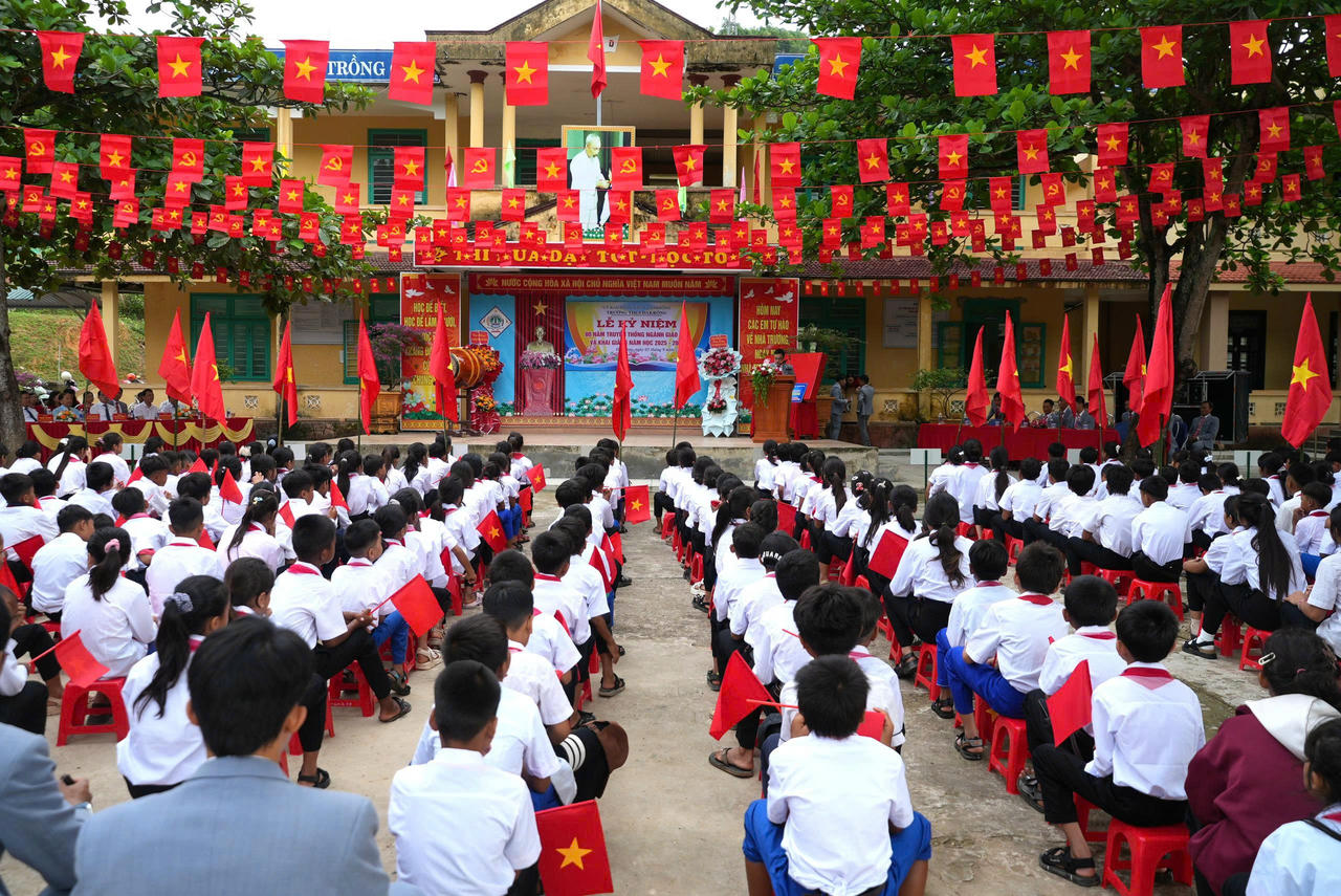 Kh&ocirc;ng kh&iacute; trang nghi&ecirc;m trong lễ khai giảng.