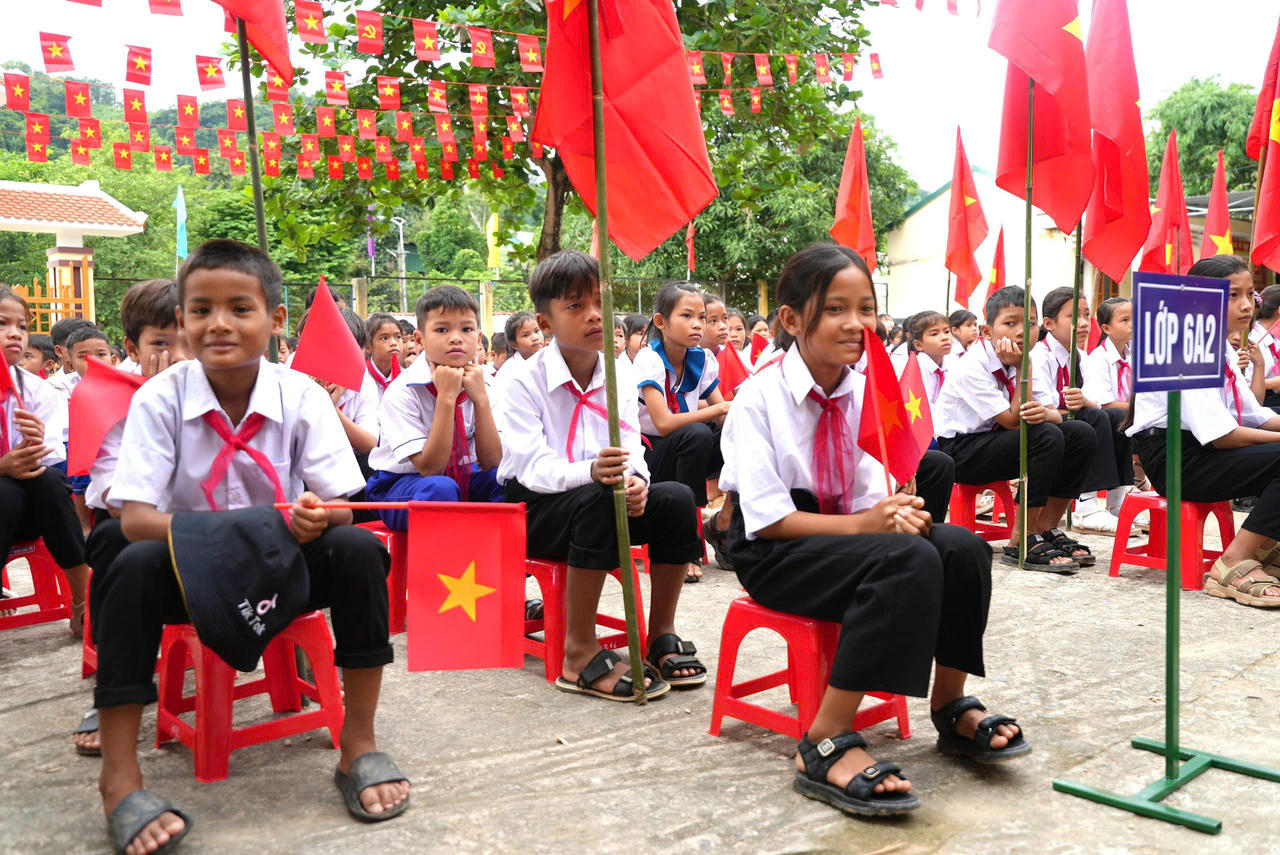 C&aacute;c em học sinh Trường THCS Đakr&ocirc;ng h&acirc;n hoan trong lễ khai giảng năm học mới.
