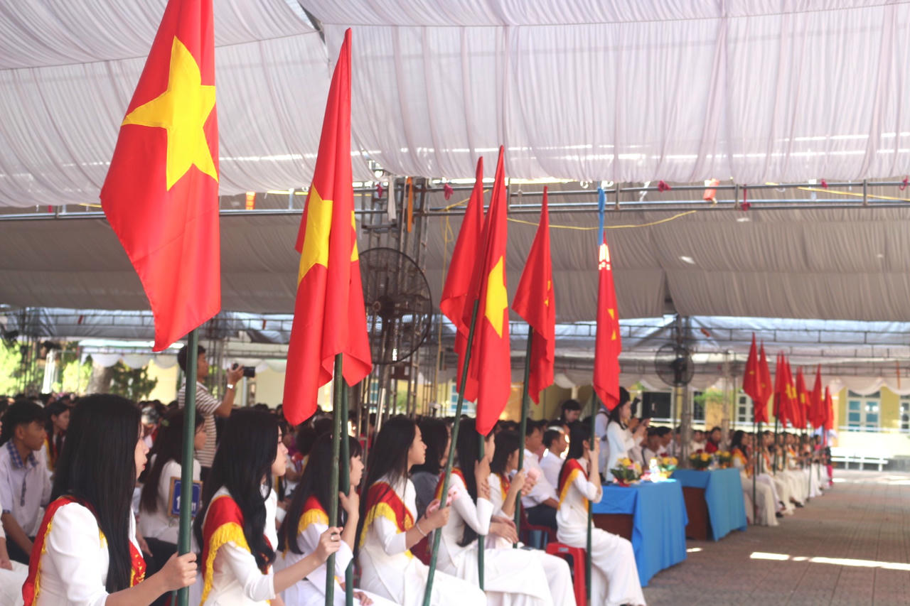 Kh&ocirc;ng kh&iacute; trang nghi&ecirc;m trong lễ khai giảng tại Trường THPT Lương Thế Vinh.