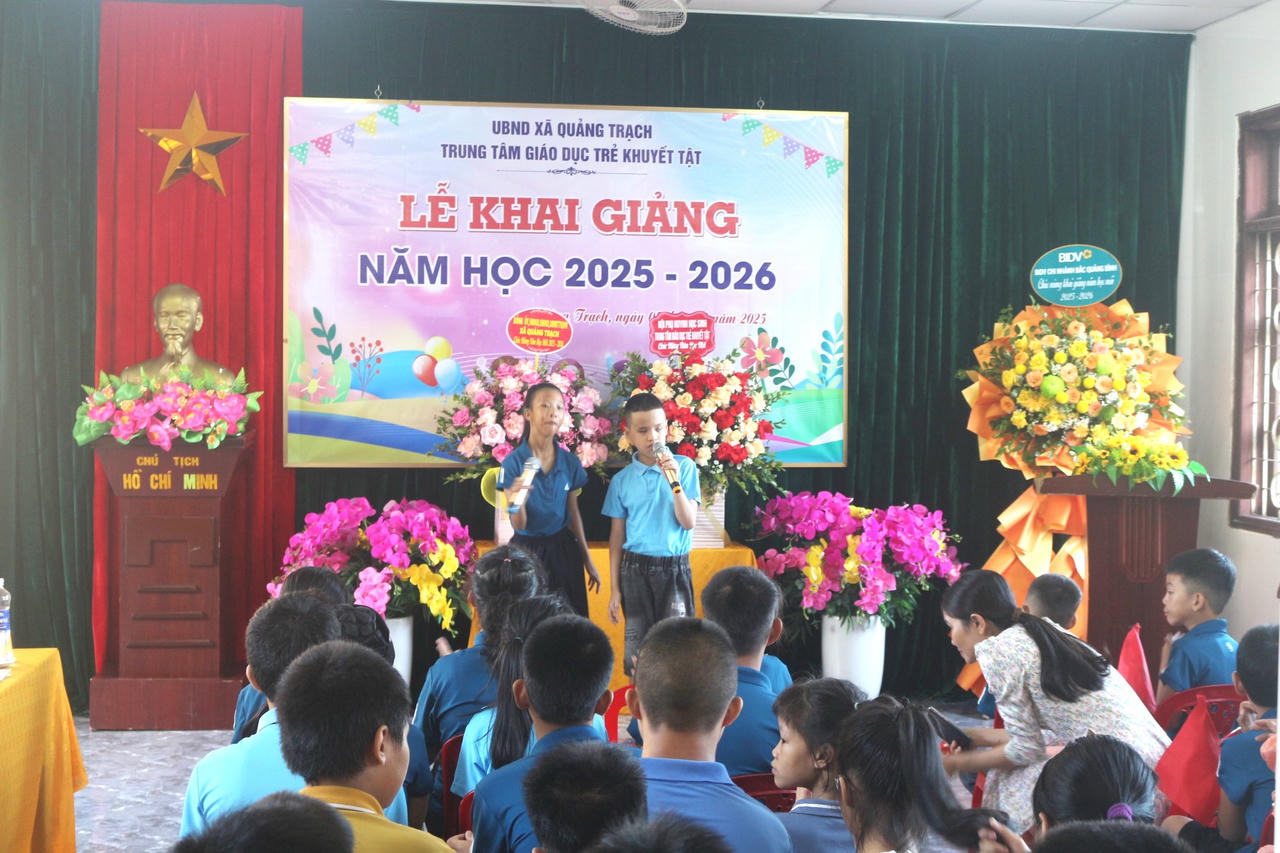 C&aacute;c em học sinh khuyết tật hồn nhi&ecirc;n thể hiện ca kh&uacute;c trong ng&agrave;y khai giảng.