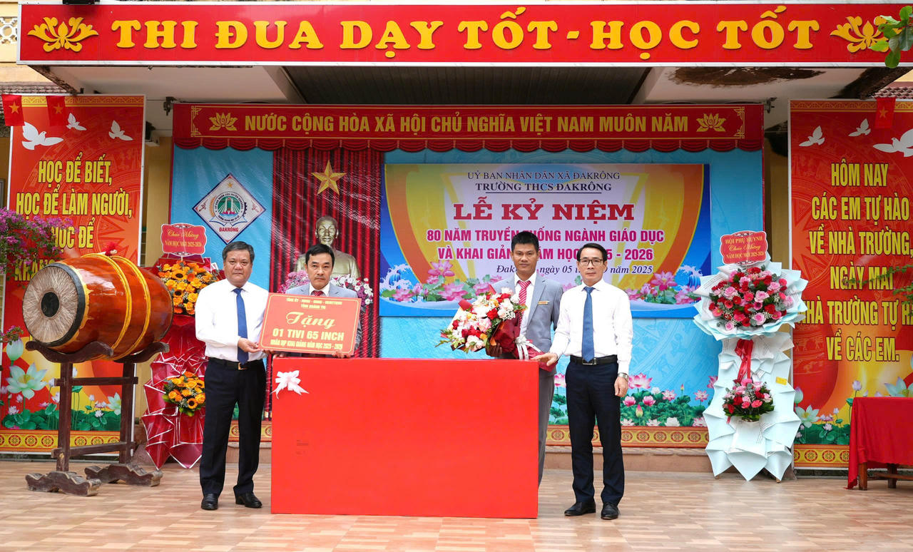 Chủ tịch UBND tỉnh Trần Phong tặng hoa v&agrave; qu&agrave; cho Trường THCS Đakr&ocirc;ng nh&acirc;n ng&agrave;y khai giảng năm học mới.