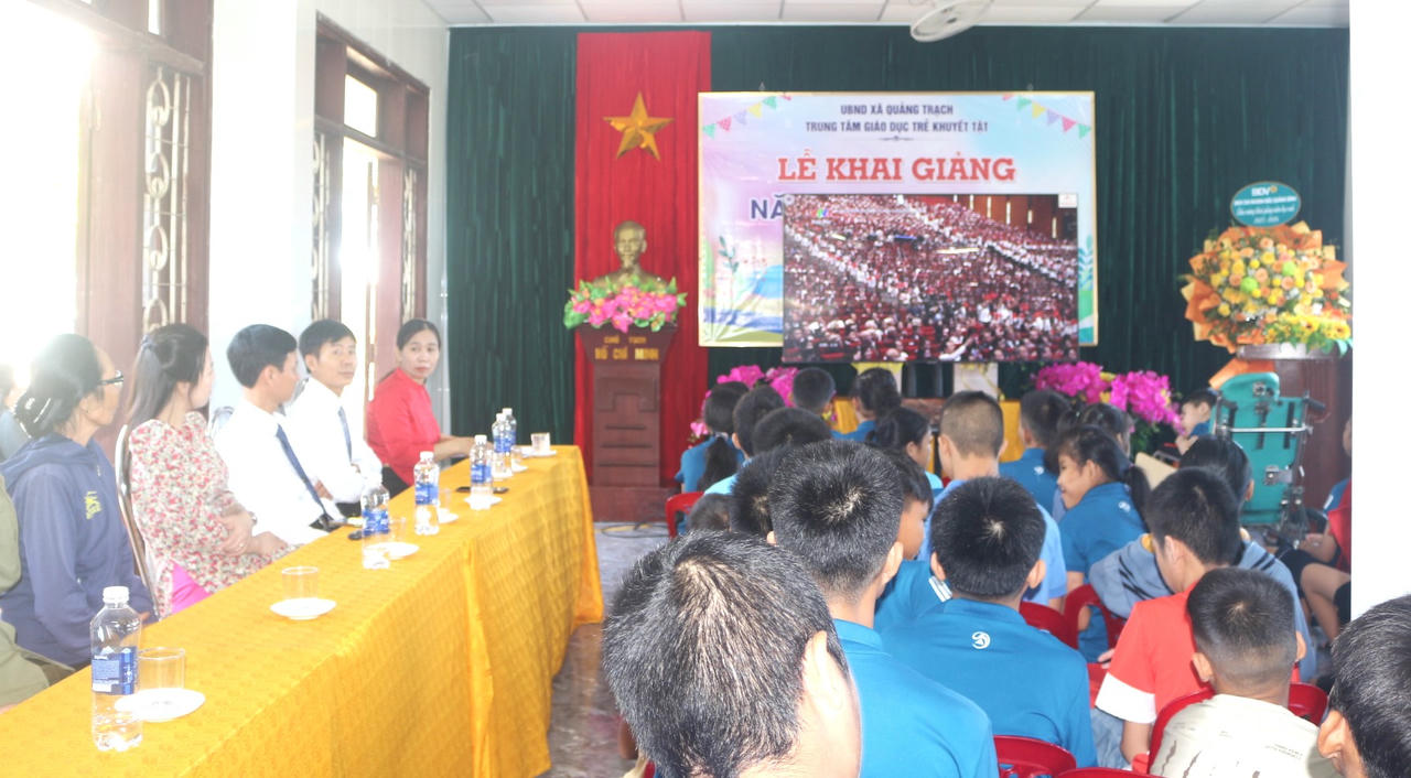 Lễ khai giảng tại ng&ocirc;i trường đặc biệt.