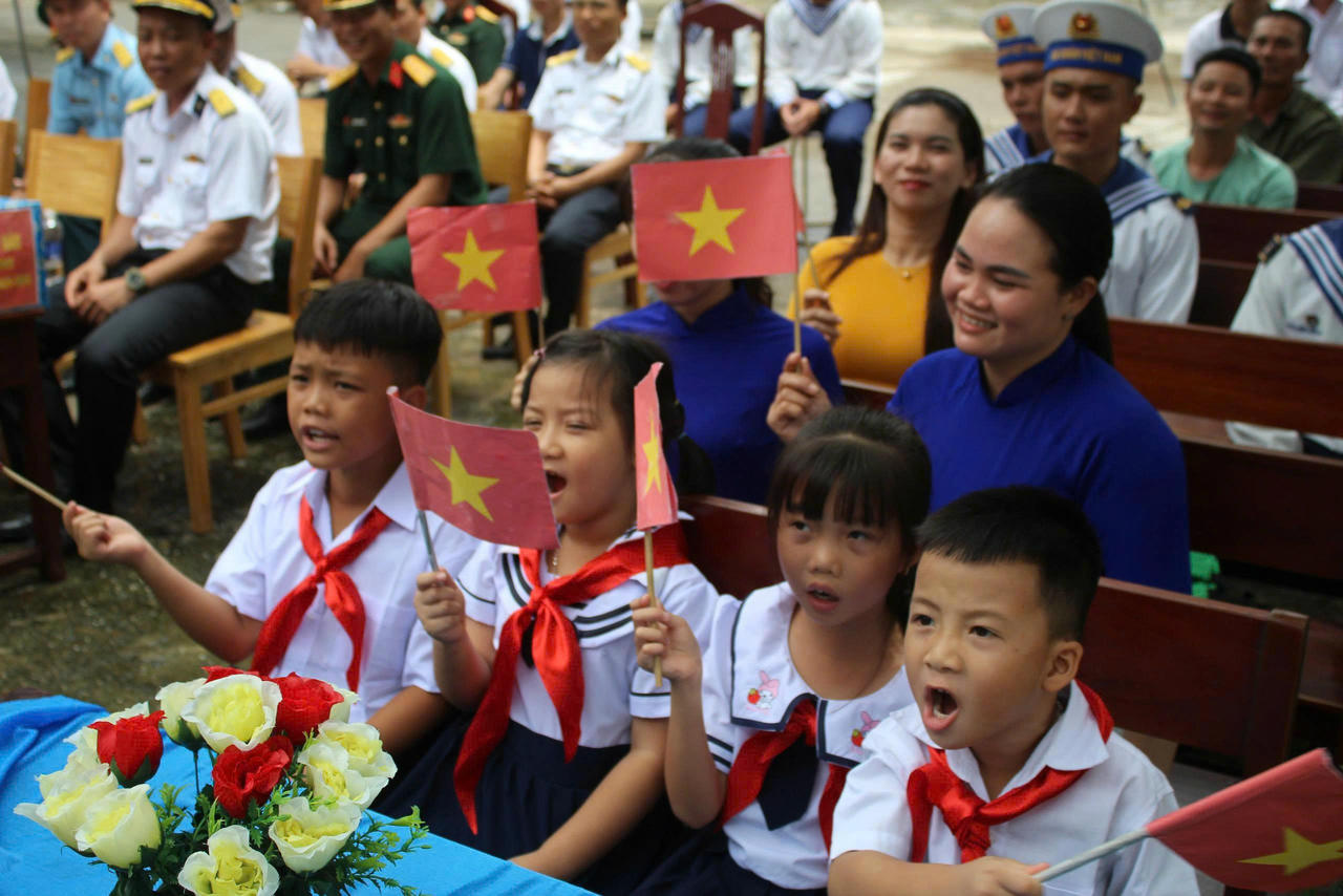 Nụ cười v&agrave; &aacute;nh mắt rạng ngời của học sinh Trường Sa trong lễ khai giảng, tiếp th&ecirc;m sức mạnh cho thầy tr&ograve; nơi đầu s&oacute;ng ngọn gi&oacute;.