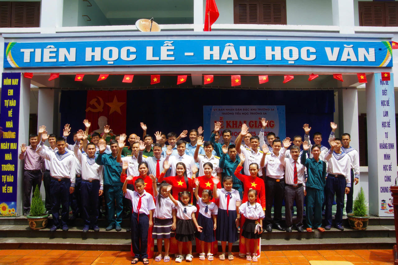 C&aacute;n bộ, chiến sĩ, nh&acirc;n d&acirc;n v&agrave; c&aacute;c ch&aacute;u tr&ecirc;n đảo Trường Sa ch&agrave;o đ&oacute;n năm học mới.