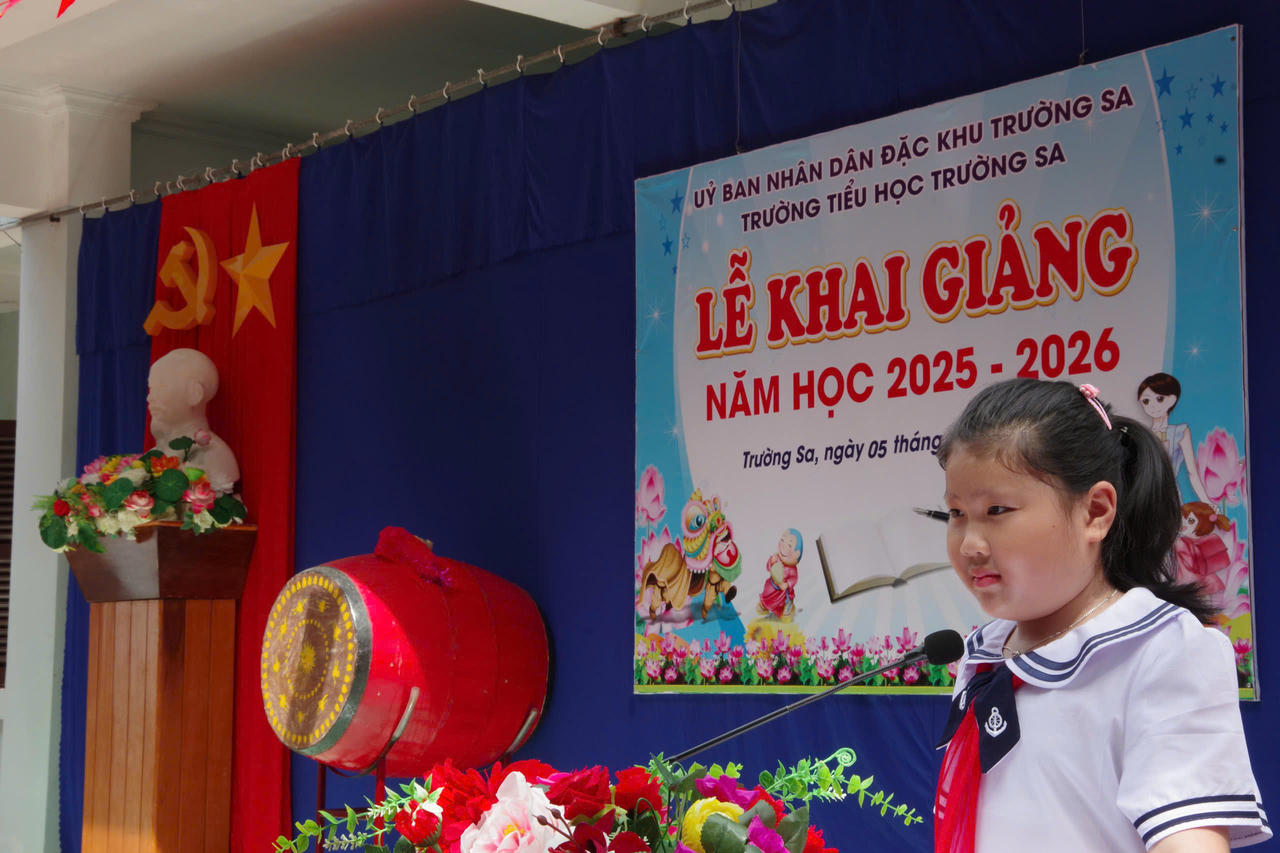 Đại diện học sinh Đặc khu Trường Sa ph&aacute;t biểu trong lễ khai giảng năm học mới.