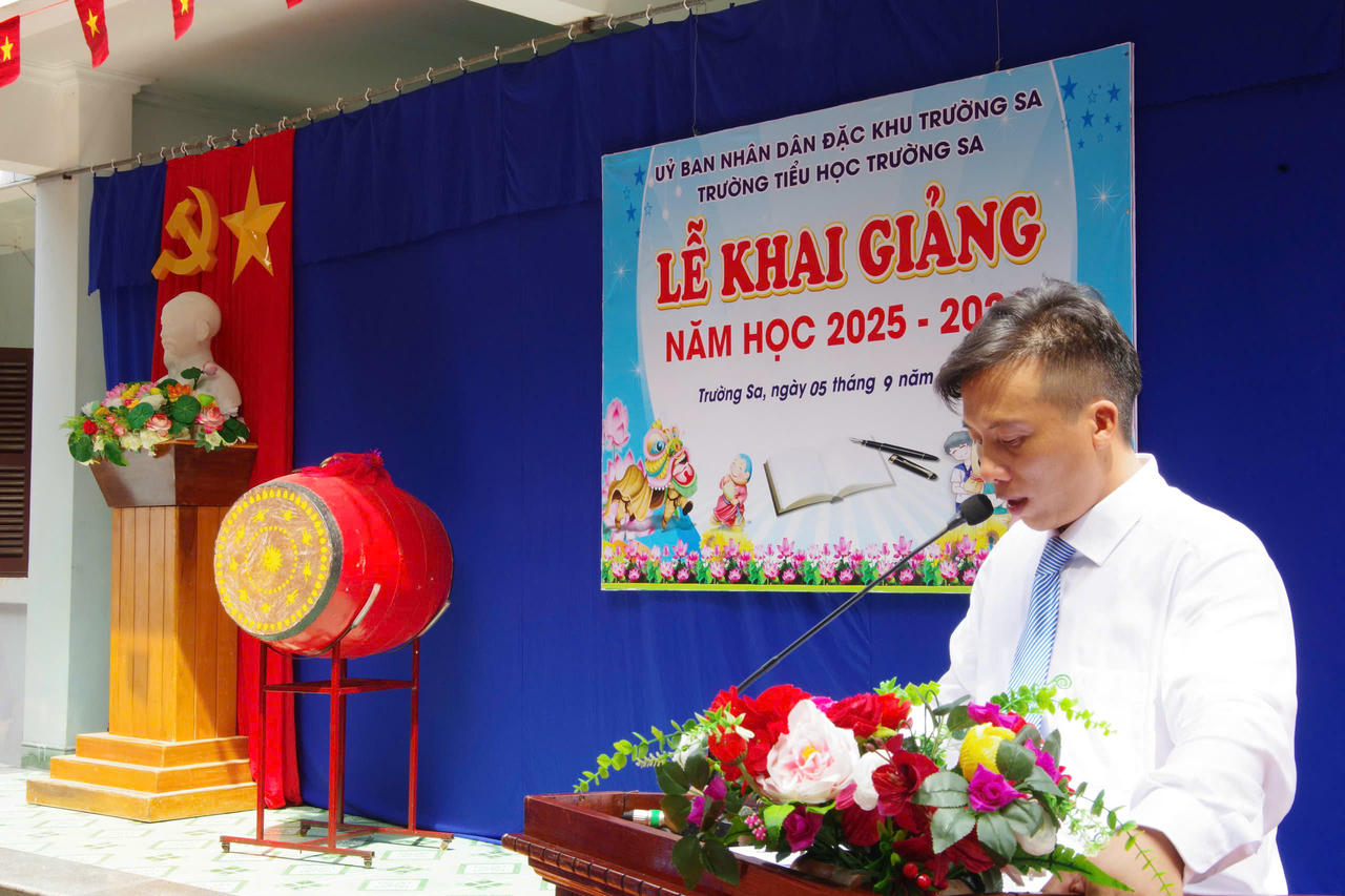 Đại diện ch&iacute;nh quyền đảo Trường Sa ph&aacute;t biểu tại lễ khai giảng năm học mới.