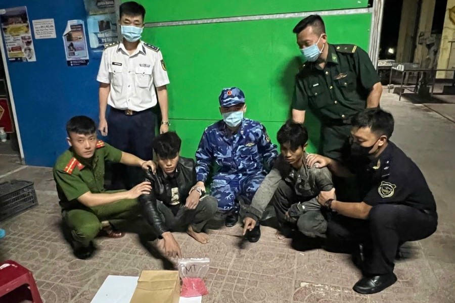 Đối tượng Hồ Văn D&ecirc; Ra My (&aacute;o kho&aacute;c da đen) v&agrave; Hồ A Thơi (&aacute;o kho&aacute;c x&aacute;m).