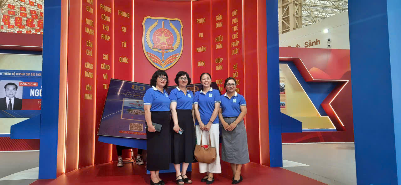 Một số c&aacute;n bộ của Bộ Khoa học v&agrave; C&ocirc;ng nghệ tham quan triển l&atilde;m.