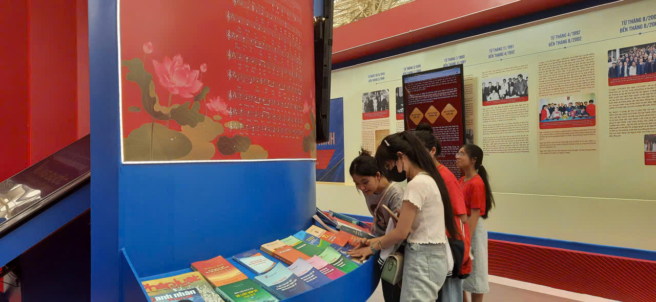 Nhiều bạn trẻ say sưa kh&aacute;m ph&aacute; những t&agrave;i liệu về Bộ, ng&agrave;nh Tư ph&aacute;p.