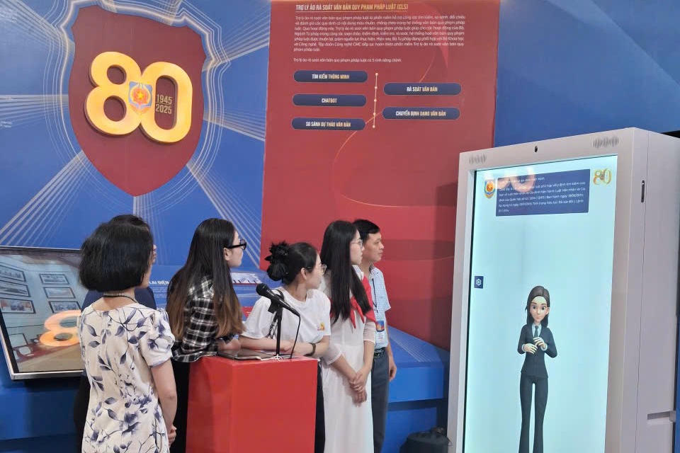 C&aacute;c bạn trẻ t&igrave;m hiểu về AI ph&aacute;p luật tại triển l&atilde;m.
