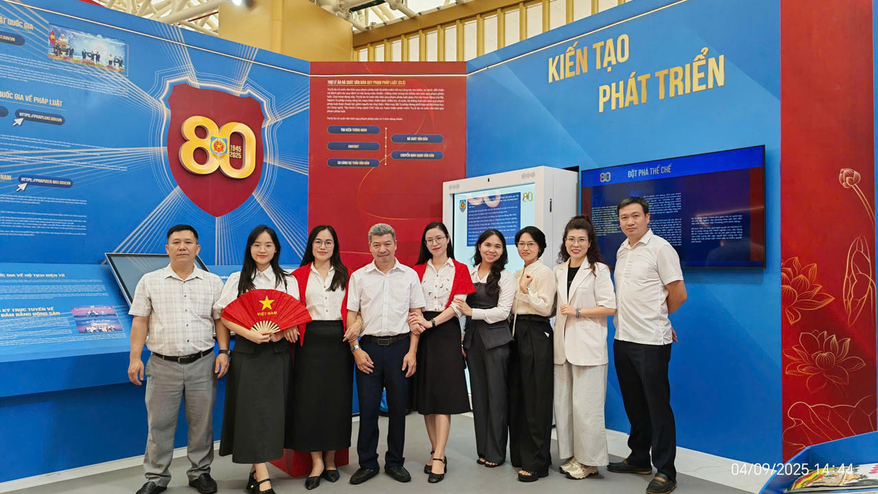 Đo&agrave;n Cục C&ocirc;ng nghệ th&ocirc;ng tin tới tham quan triển l&atilde;m.