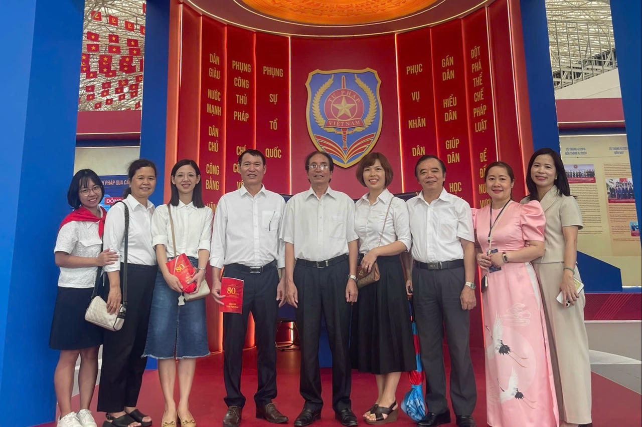 C&aacute;c giảng vi&ecirc;n trường Đại học Luật H&agrave; Nội chụp ảnh lưu niệm tại kh&ocirc;ng gian trưng b&agrave;y của Bộ Tư ph&aacute;p.