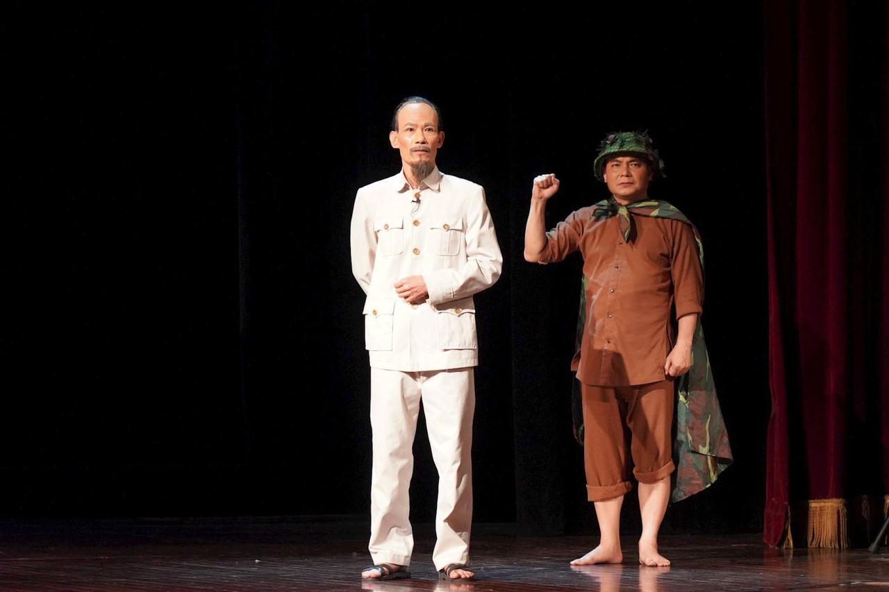 H&igrave;nh tượng Chủ tịch Hồ Ch&iacute; Minh tr&ecirc;n s&acirc;n khấu kịch &ldquo;Người đi d&eacute;p cao su&rdquo;. (ảnh:  P.V)