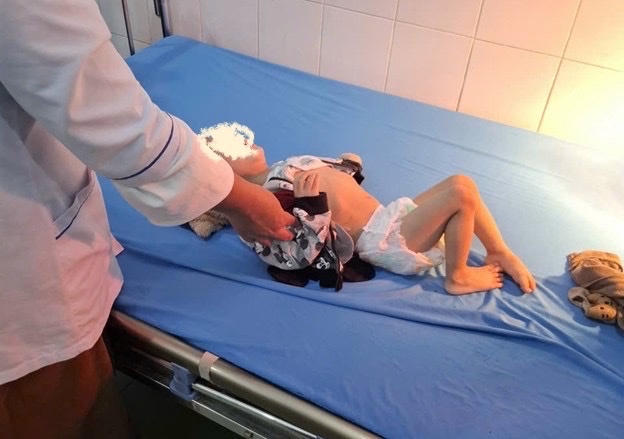 B&eacute; Khang được đưa đến Trung t&acirc;m y tế điều trị.
