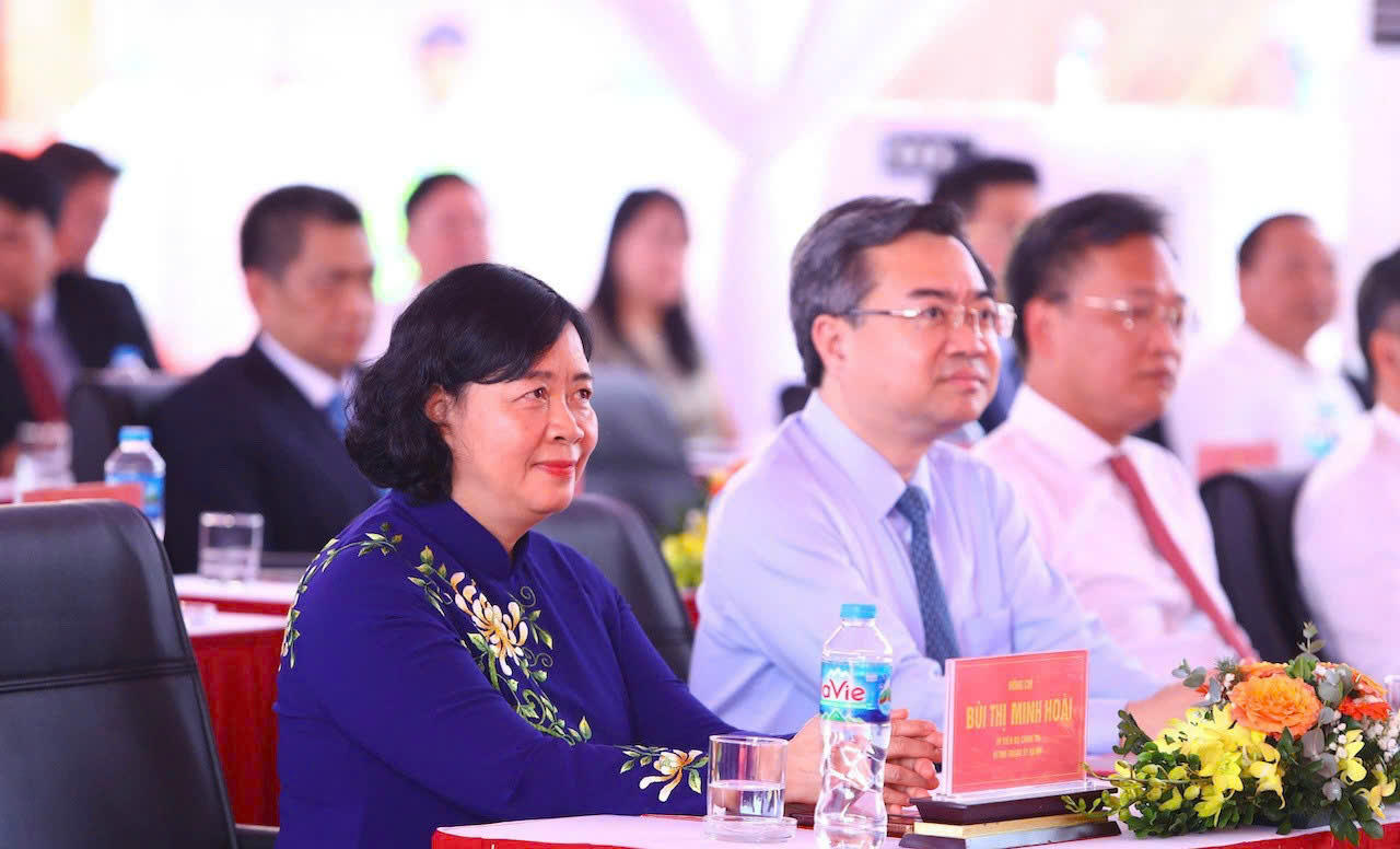 B&iacute; thư Th&agrave;nh ủy H&agrave; Nội B&ugrave;i Thị Minh Ho&agrave;i v&agrave; Trưởng Ban Ch&iacute;nh s&aacute;ch, chiến lược Trung ương Nguyễn Thanh Nghị tham dự tại sự kiện.