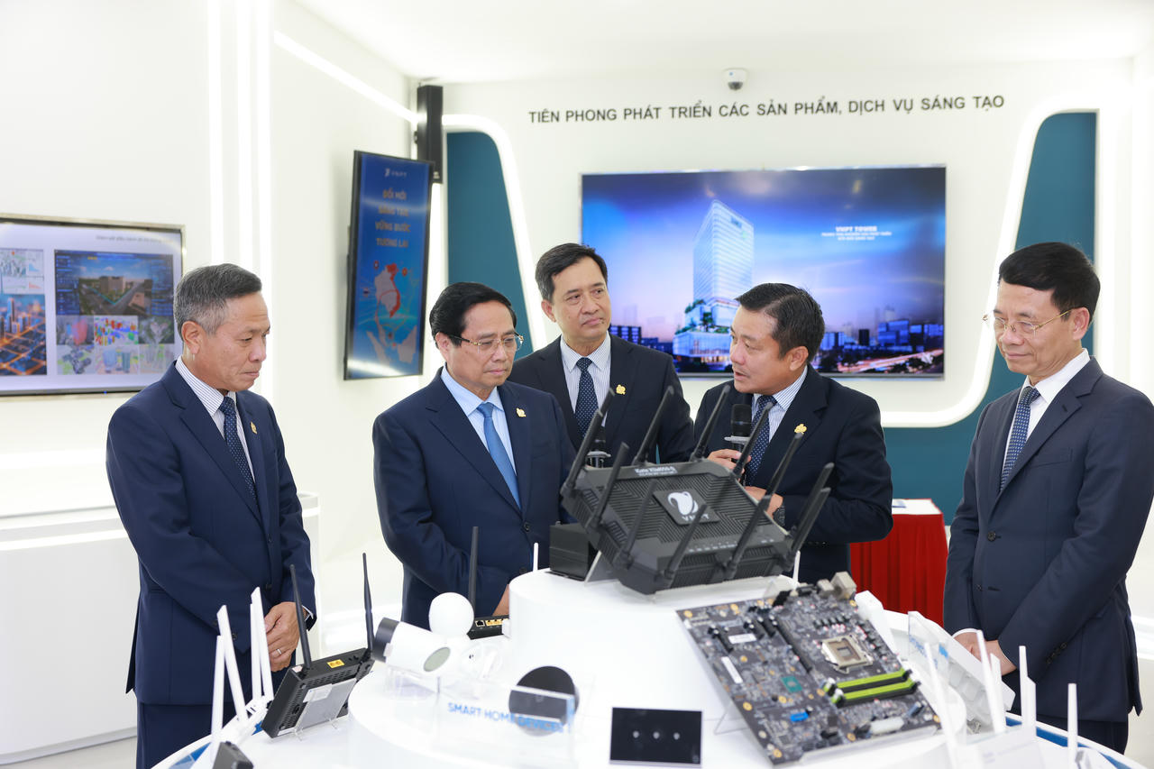 Tại khu VNPT Space, l&atilde;nh đạo Tập đo&agrave;n VNPT giới thiệu với Thủ tướng Phạm Minh Ch&iacute;nh về sản phẩm c&ocirc;ng nghệ của VNPT.