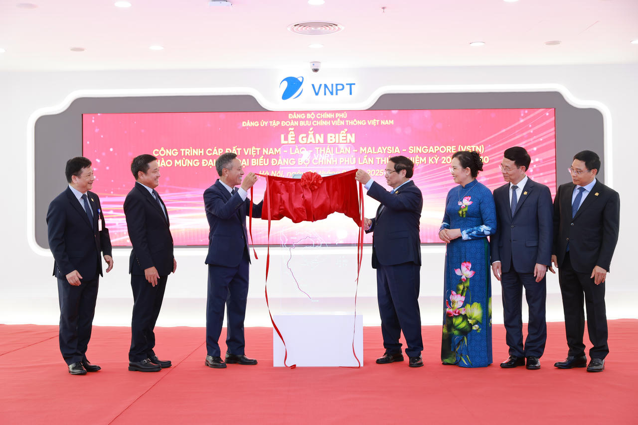 Nh&acirc;n dịp n&agrave;y, Thủ tướng Phạm Minh Ch&iacute;nh thực hiện nghi thức gắn biển C&ocirc;ng tr&igrave;nh c&aacute;p đất Việt Nam - L&agrave;o - Th&aacute;i Lan - Malaysia - Singapore (VSTN) ch&agrave;o mừng Đại hội Đại biểu Đảng bộ Ch&iacute;nh phủ lần thứ I, nhiệm kỳ 2025-2030 của Đảng bộ Tập đo&agrave;n VNPT.