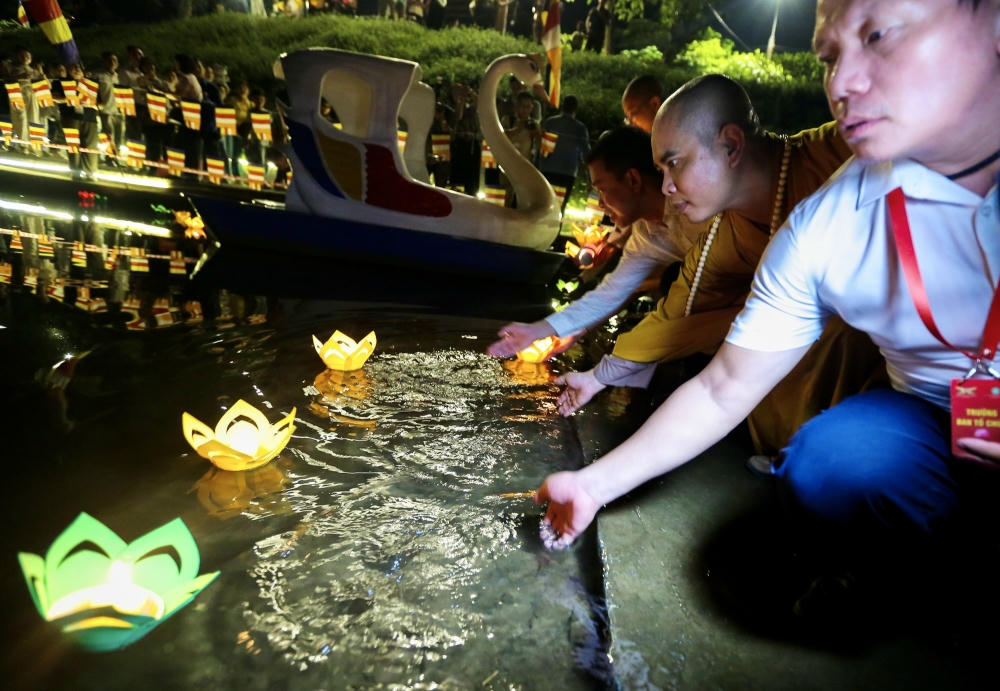 Thả đ&egrave;n hoa đăng cầu mong quốc th&aacute;i, d&acirc;n an, mọi người lu&ocirc;n mạnh khỏe, b&igrave;nh an v&agrave; gặp mọi điều tốt l&agrave;nh. (ảnh PV)