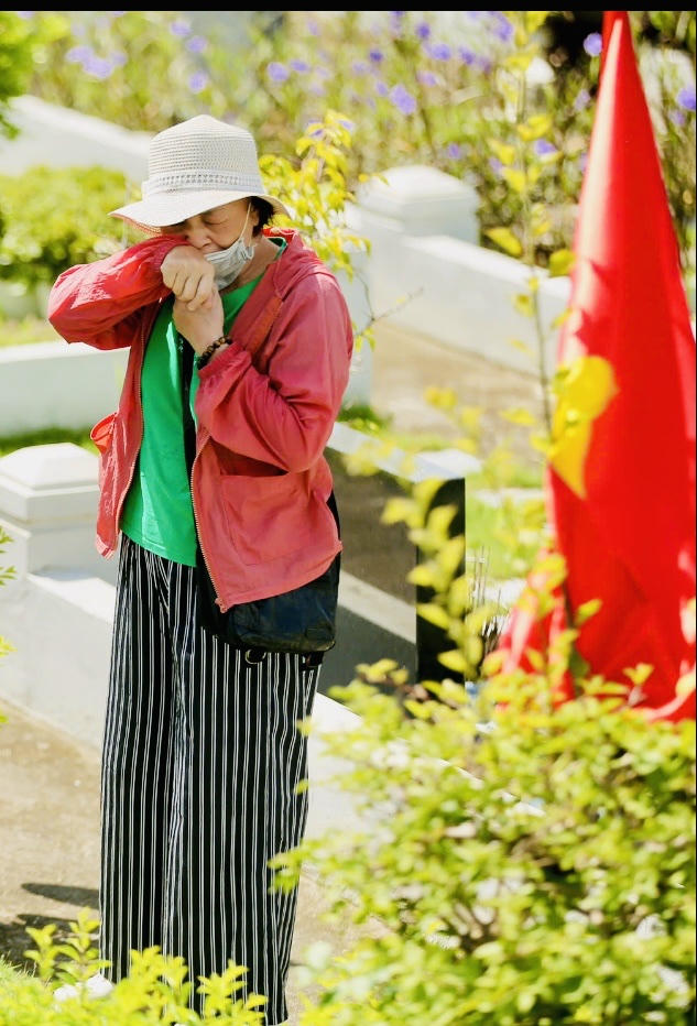 B&agrave; Nguyễn Thị Minh Thi (69 tuổi, Đội Cấn, H&agrave; Nội) n&eacute;n d&ograve;ng nước mắt khi nhớ tới c&ocirc;ng cha, nghĩa mẹ. (ảnh PV)