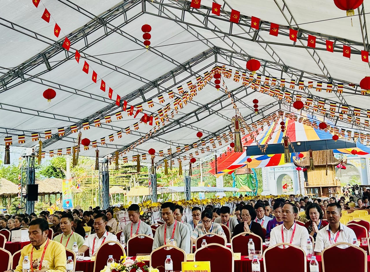 Nhiều phật tử c&ugrave;ng khấn lễ cầu si&ecirc;u cho anh linh anh h&ugrave;ng liệt sỹ, tổ ti&ecirc;n trong gia đ&igrave;nh. (ảnh T.D)