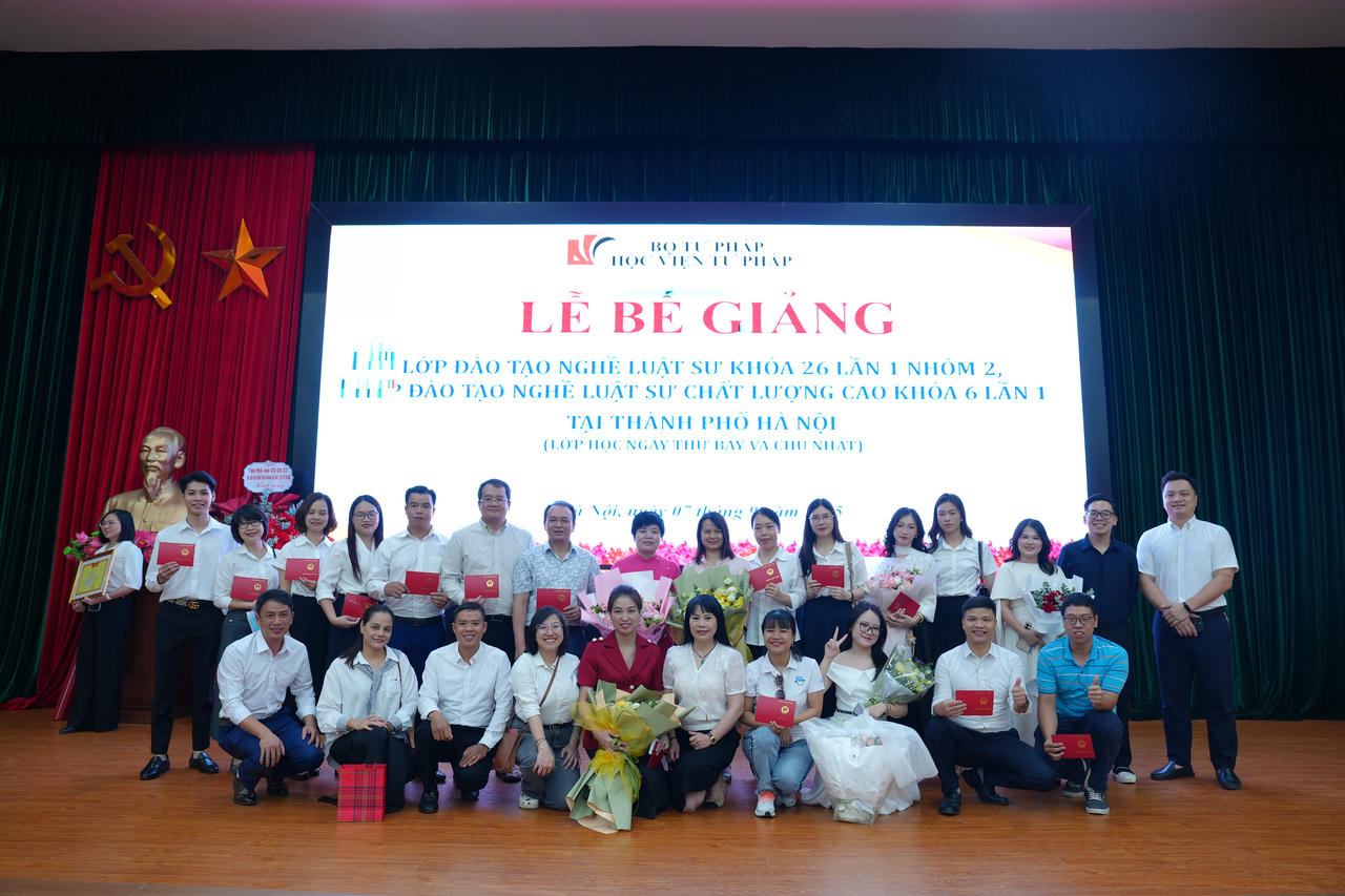C&aacute;c Thầy c&ocirc; gi&aacute;o v&agrave; Tập thể Lớp Luật sư Chất lượng cao 6.1