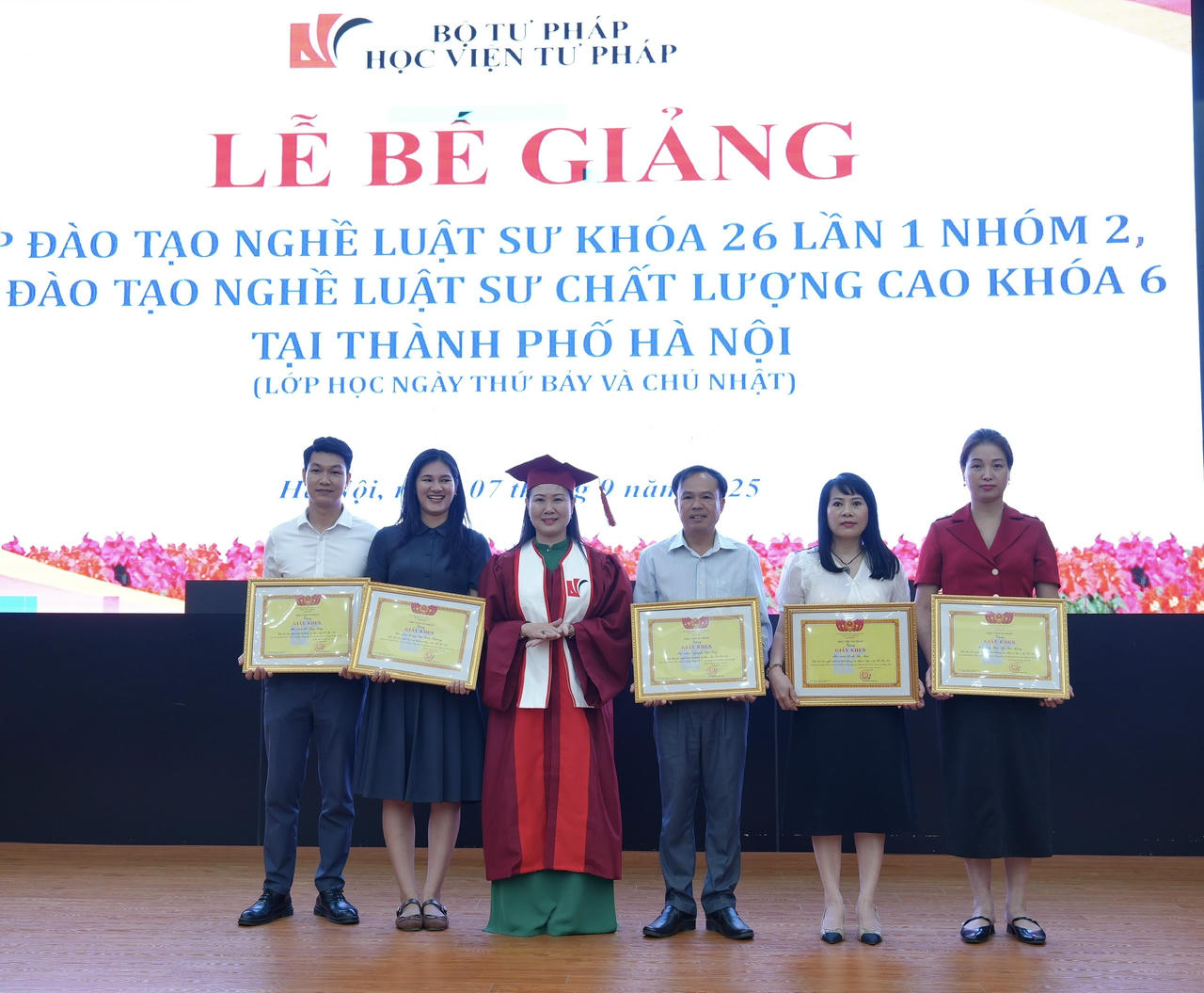 PGS.TS Nguy&ecirc;̃n Minh Hằng trao tặng Giấy khen cho học vi&ecirc;n có th&agrave;nh t&iacute;ch trong phong tr&agrave;o x&acirc;y dựng trường lớp.