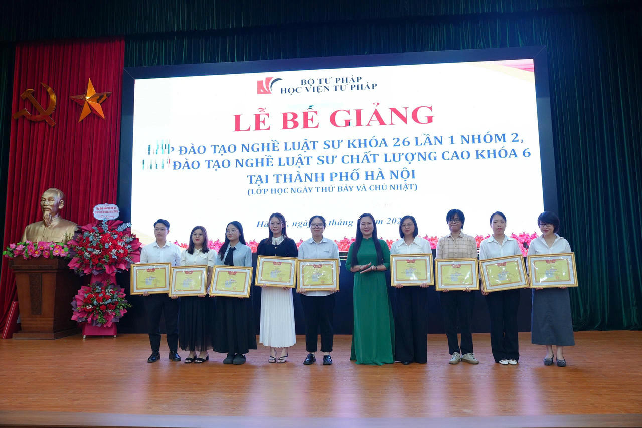 PGS.TS Nguyễn Minh Hằng trao Giấy khen cho c&aacute;c học vi&ecirc;n c&oacute; th&agrave;nh t&iacute;ch trong học tập