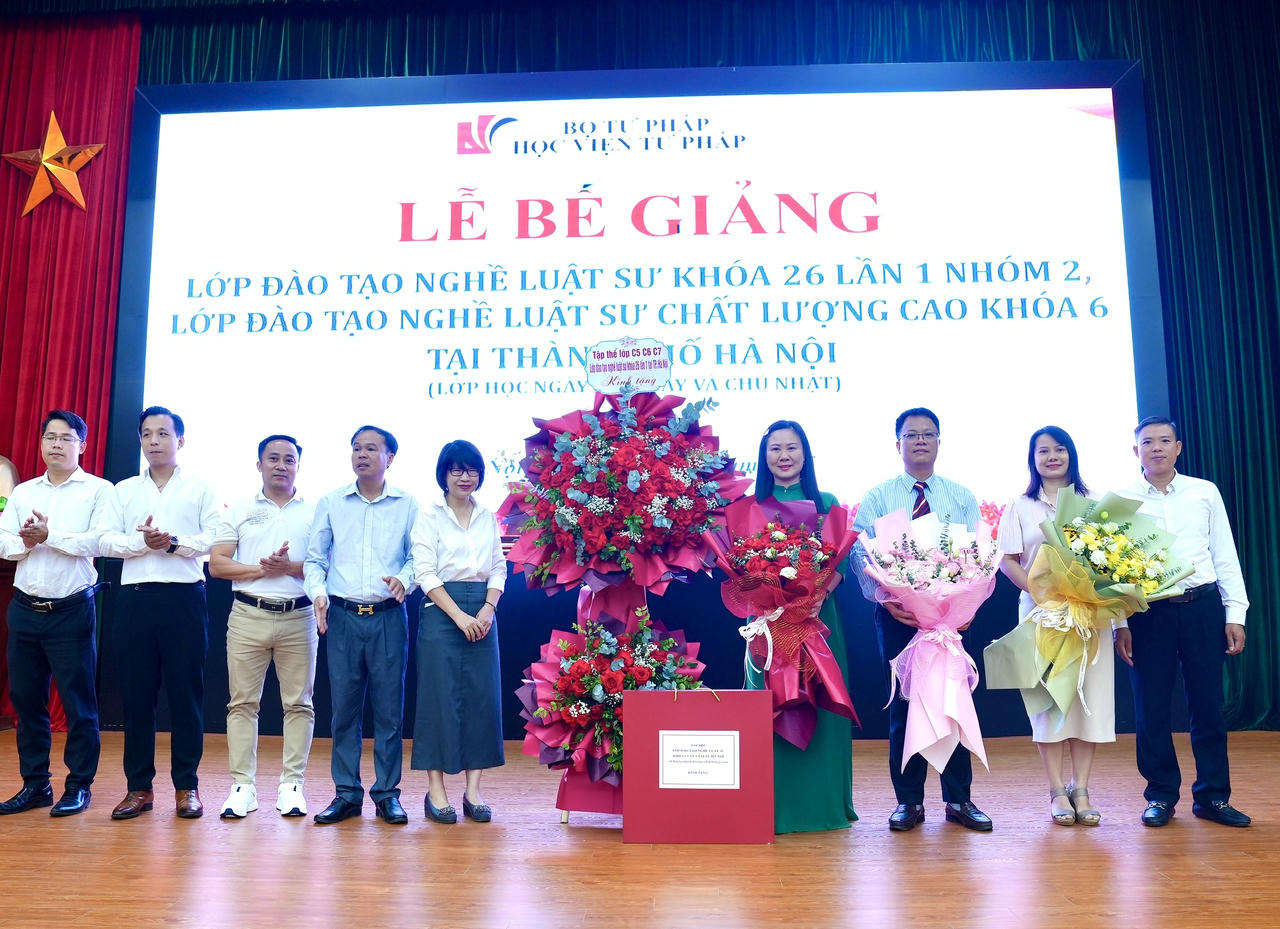 Ban C&aacute;n sự c&aacute;c lớp tri &acirc;n Học viện v&agrave; c&aacute;c Thầy c&ocirc; gi&aacute;o