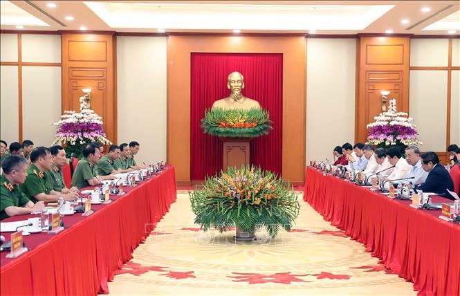Tổng B&iacute; thư T&ocirc; L&acirc;m chủ tr&igrave; buổi l&agrave;m việc. Ảnh: TTXVN