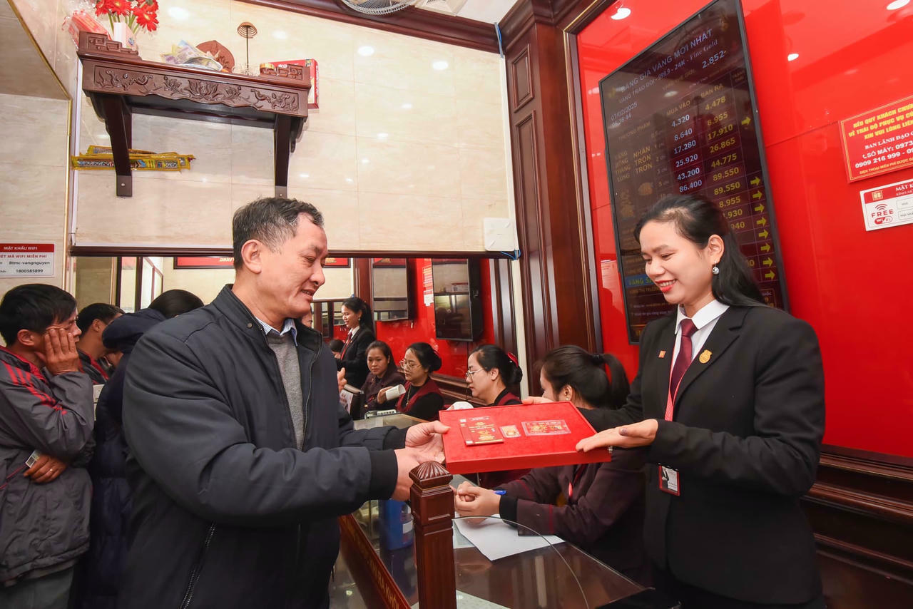 Hoạt động mua b&aacute;n v&agrave;ng phải tu&acirc;n thủ đ&uacute;ng quy định ph&aacute;p luật v&agrave; c&ocirc;ng khai minh bạch l&agrave; tr&aacute;ch nhiệm của tổ chức, c&aacute; nh&acirc;n.